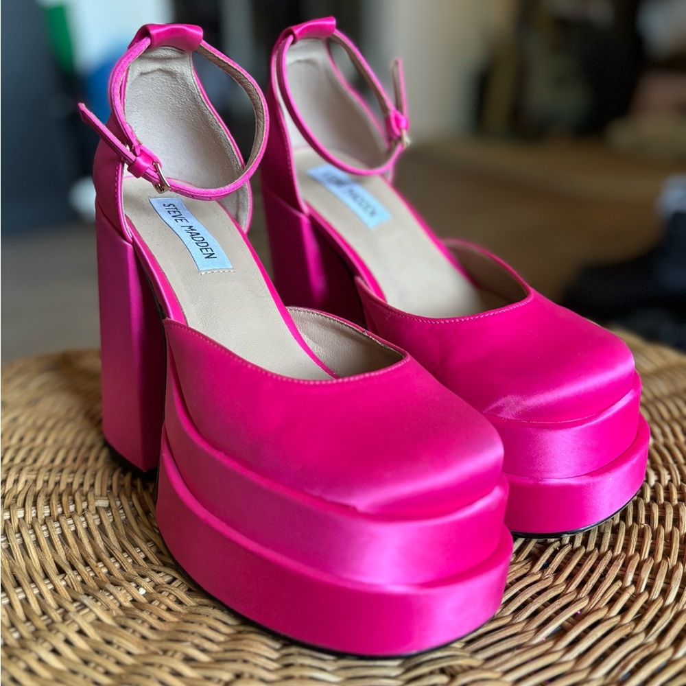 STEVE MADDEN 6" SATIN HOT PINK BARBIE PLATFORM PUMPS